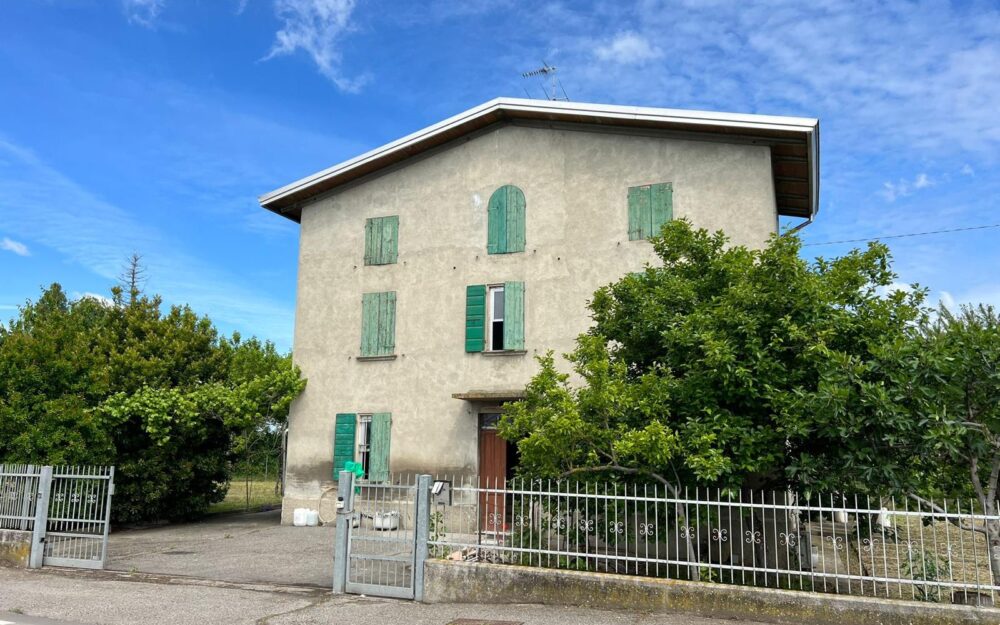 CASA INDIPENDENTE CON TERRENO DI 900 MQ