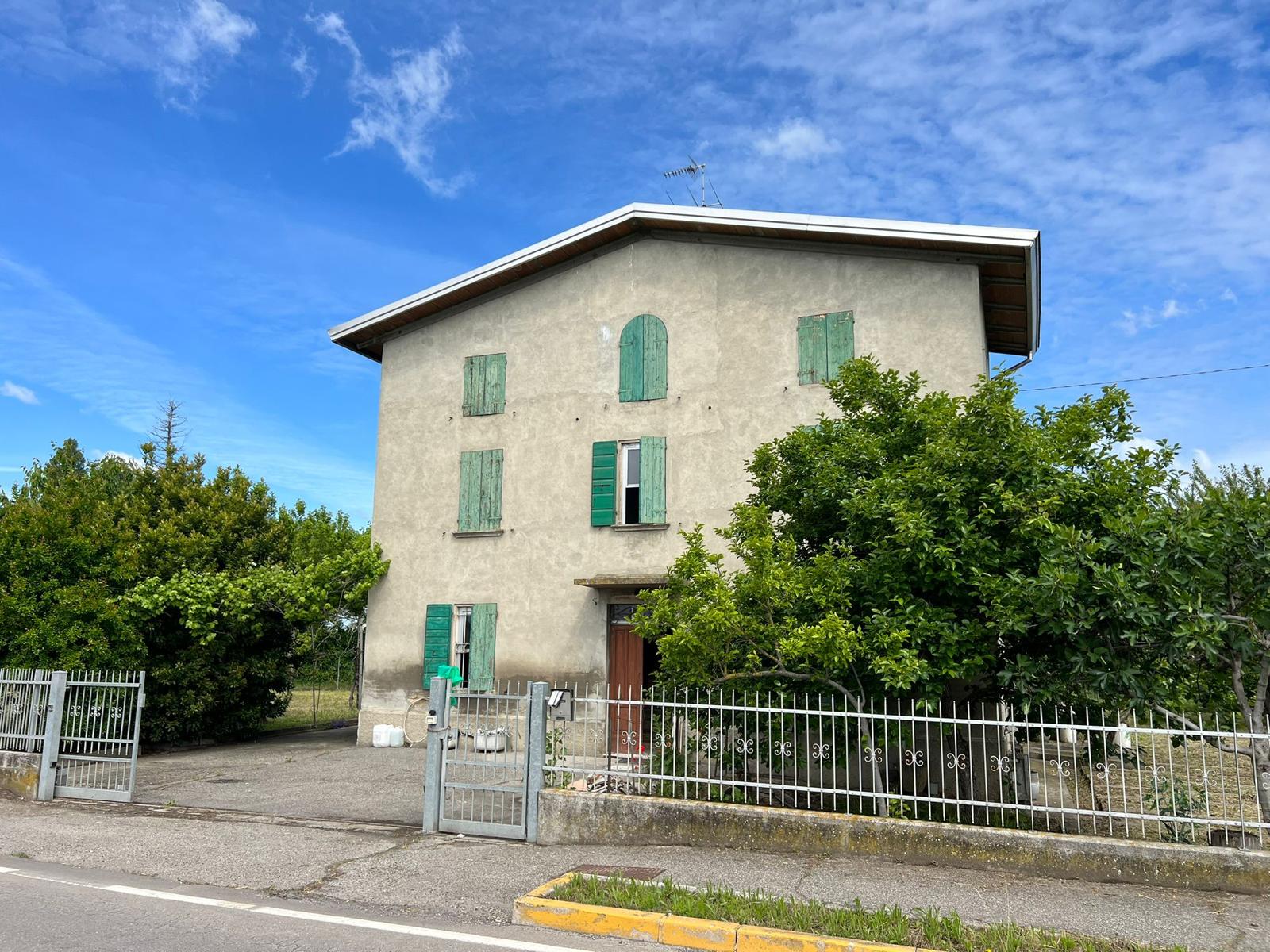 CASA INDIPENDENTE CON TERRENO DI 900 MQ