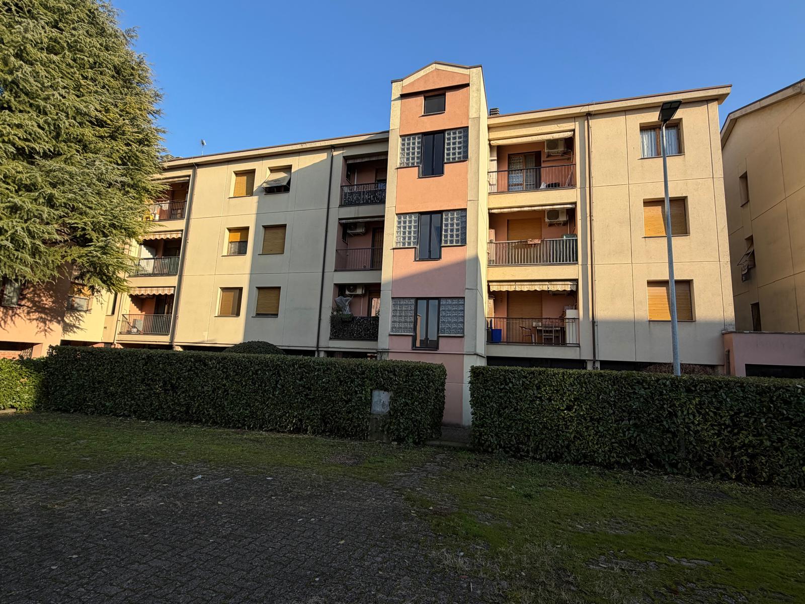 QUADRILOCALE CON DOPPI SERVIZI QUADRILOCALE CON DOPPI SERVIZI