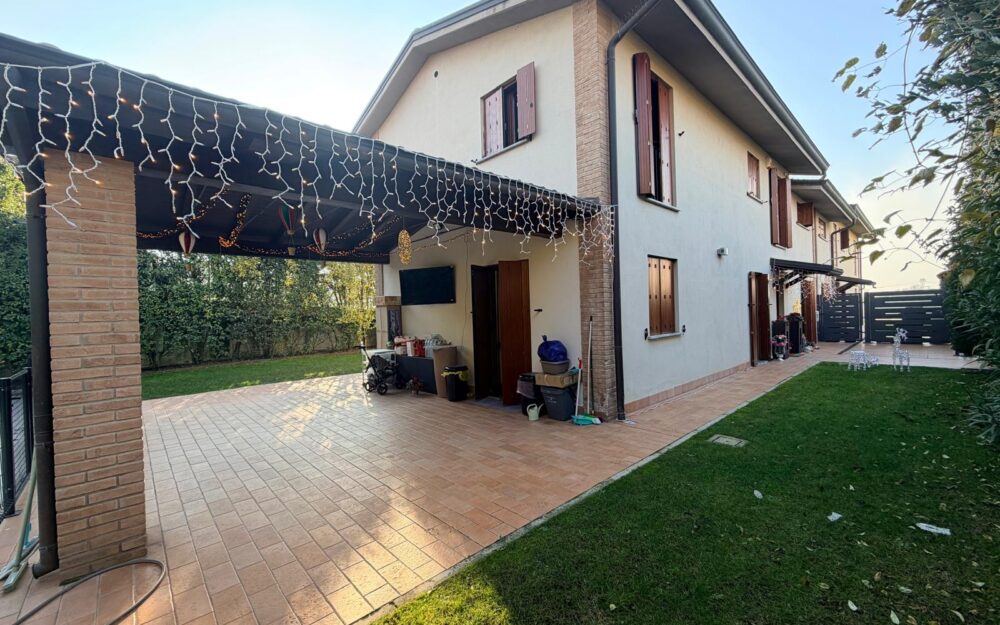 VILLA CON PISCINA