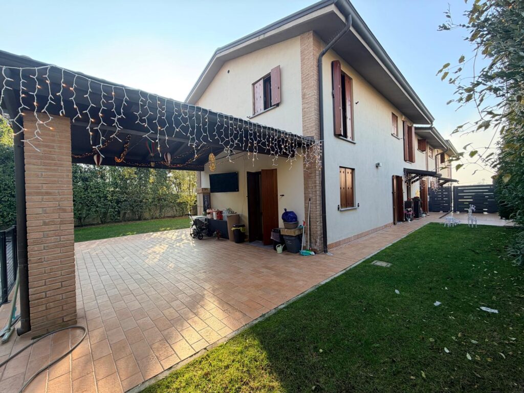 VILLA CON PISCINA VILLA CON PISCINA