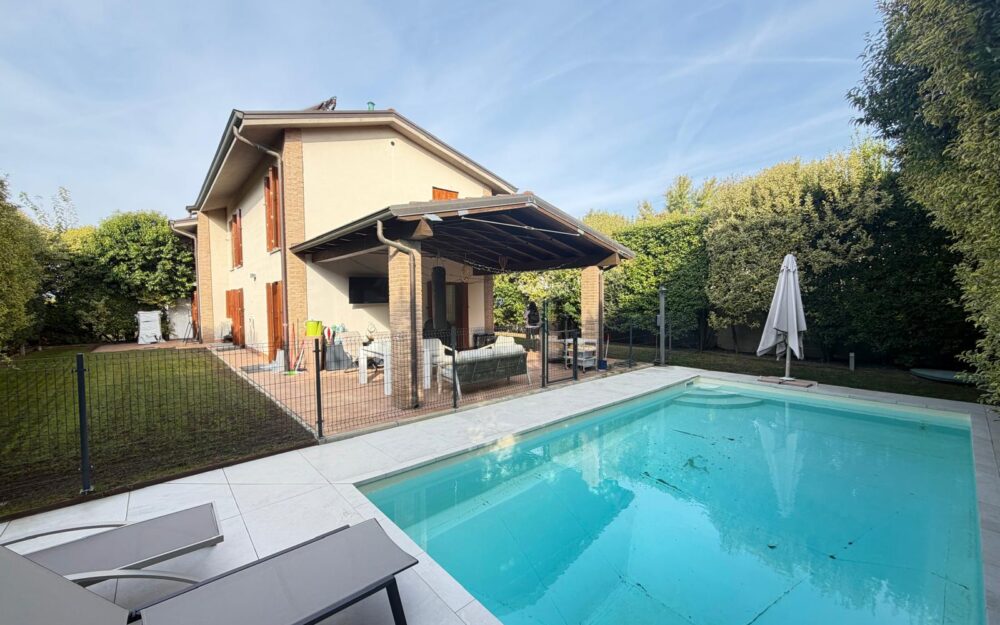 VILLA CON PISCINA