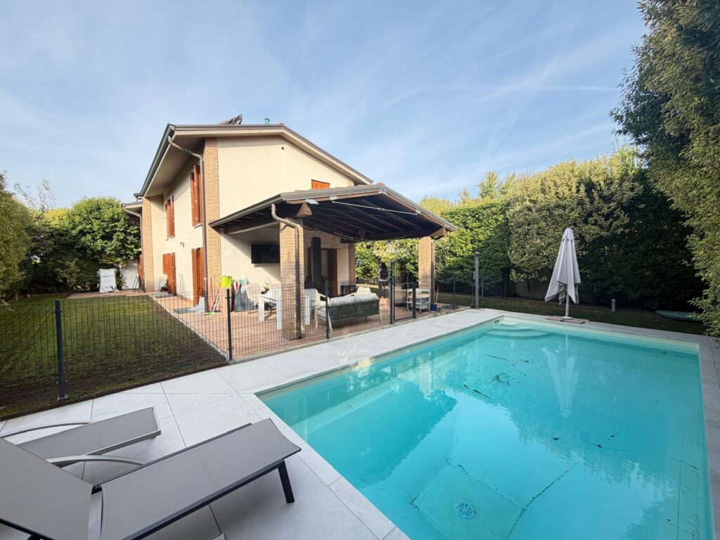 VILLA CON PISCINA VILLA CON PISCINA