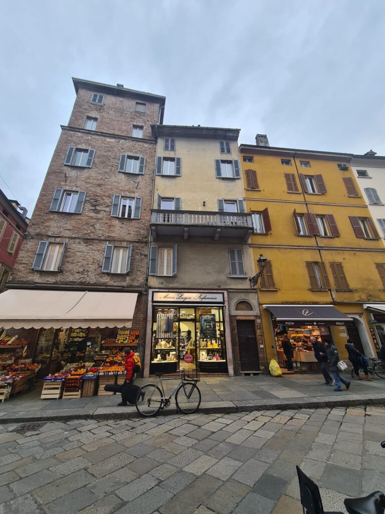 Prestigioso appartamento centro storico via farini Prestigioso appartamento centro storico via farini
