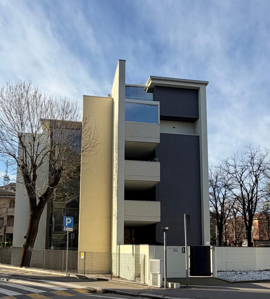 ATTICO SU DUE LIVELLI CON TERRAZZI PANORAMICI ATTICO SU DUE LIVELLI CON TERRAZZI PANORAMICI