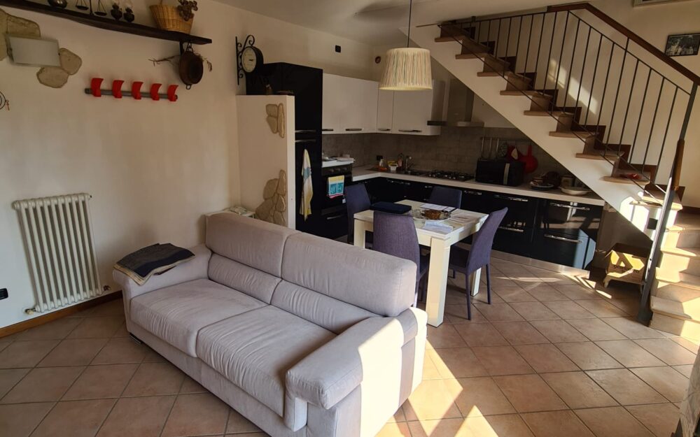 Quadrilocale su due livelli con garage lesignano bagni