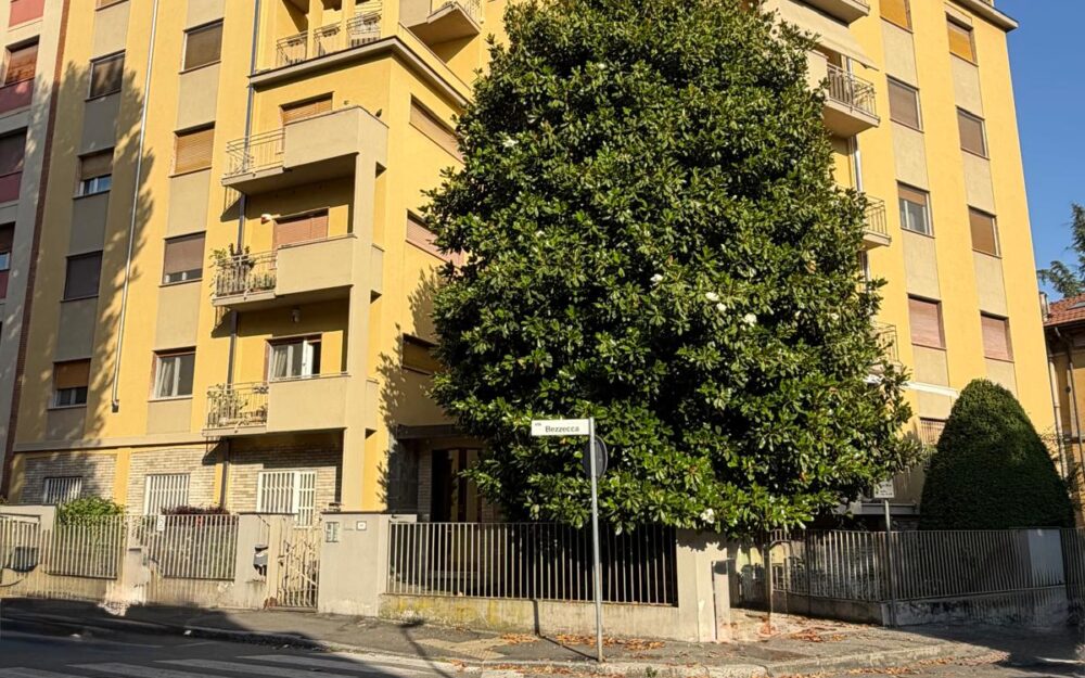APPARTAMENTO DI AMPIA METRATURA IN CONTESTO SIGNORILE