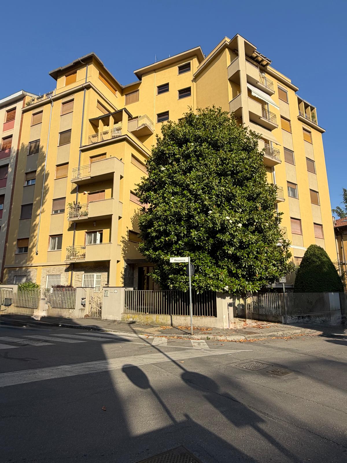 APPARTAMENTO DI AMPIA METRATURA IN CONTESTO SIGNORILE APPARTAMENTO DI AMPIA METRATURA IN CONTESTO SIGNORILE