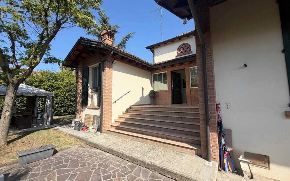 VILLA SINGOLA CON PISCINA
