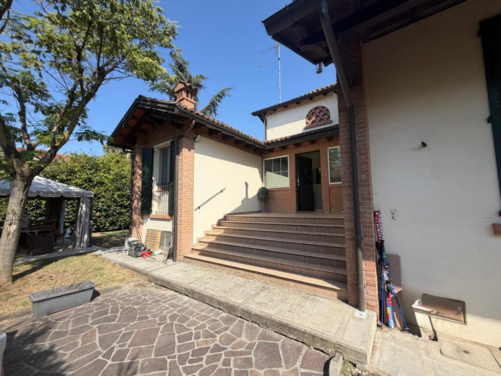 VILLA SINGOLA CON PISCINA VILLA SINGOLA CON PISCINA